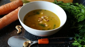 Karotten_Linsen-Suppe mit Spinat und Cashew